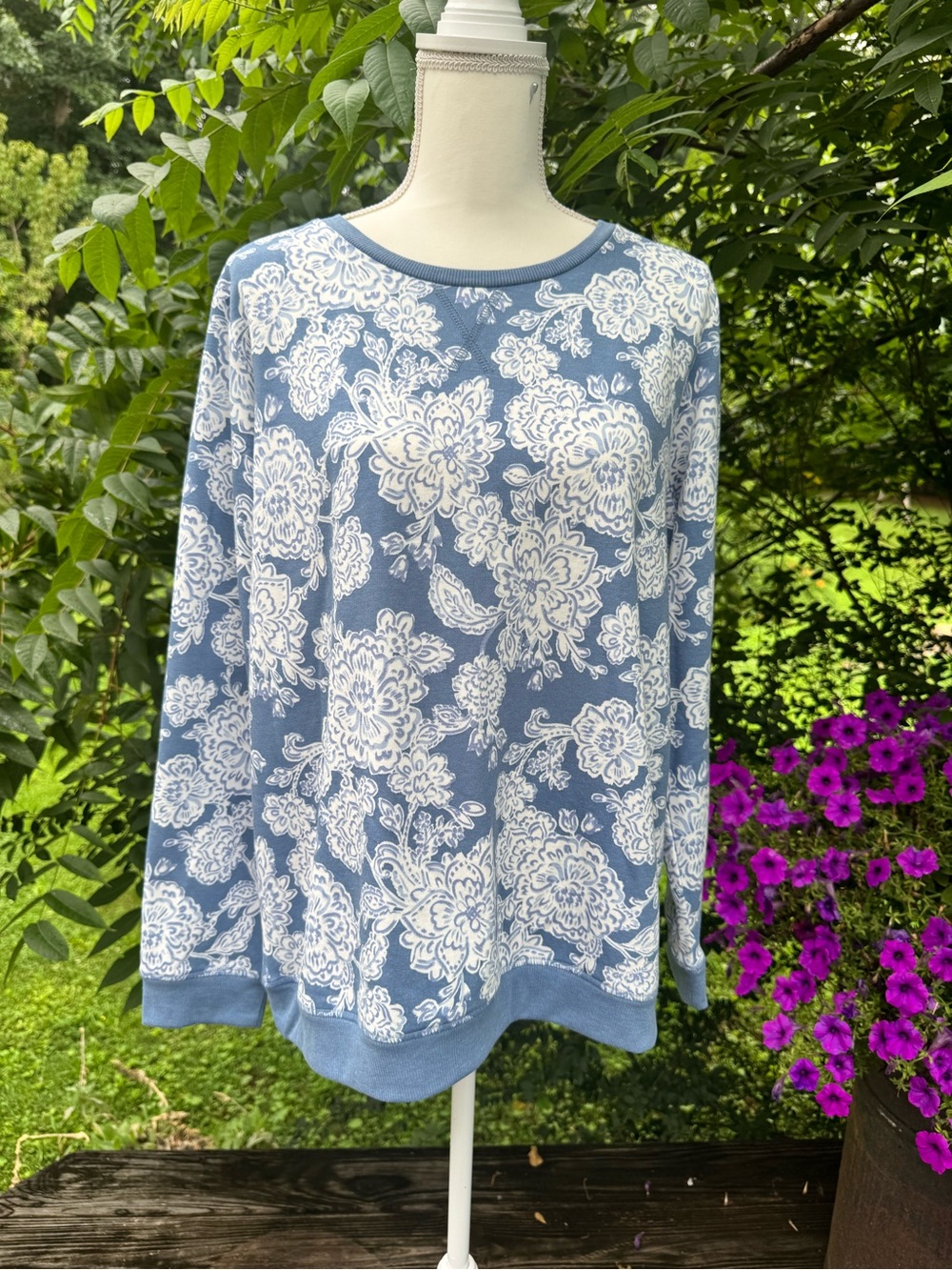 NWT Emily Daniels Blue Floral Pullover Sweatshirt XL Soft Fleece